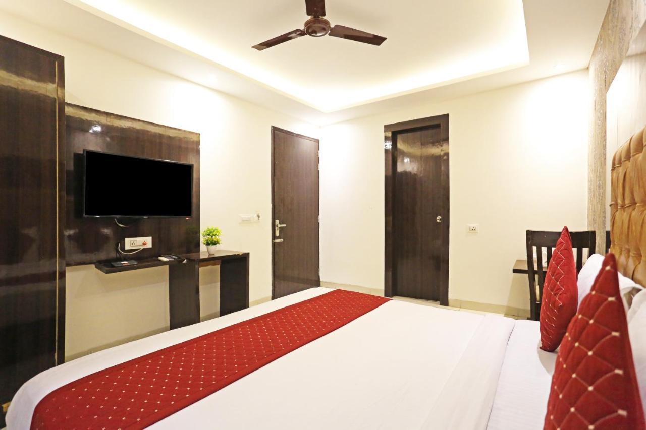 Hotel Iconic Near Delhi Igi International Airport Нью-Дели Экстерьер фото