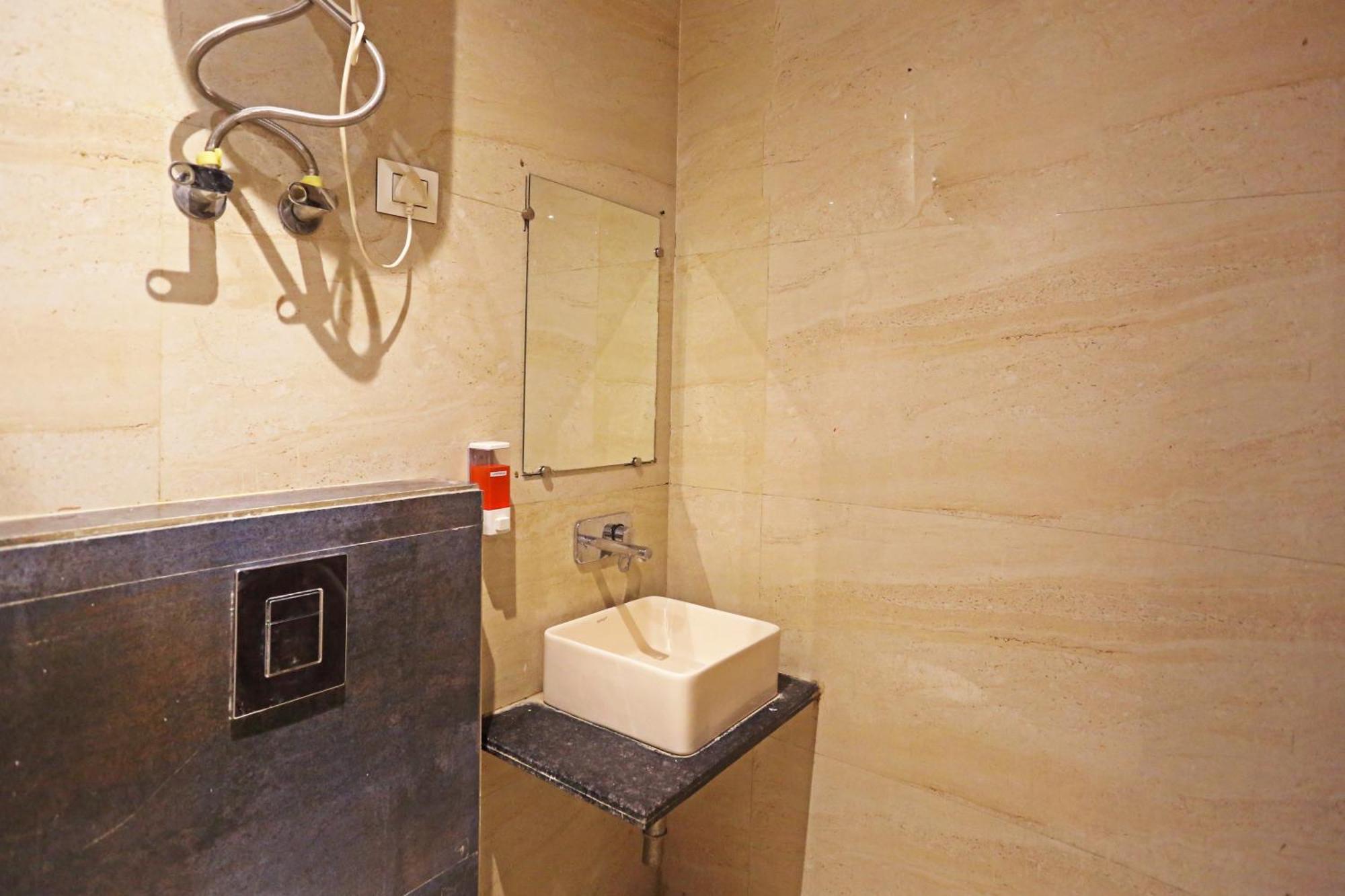 Hotel Iconic Near Delhi Igi International Airport Нью-Дели Экстерьер фото