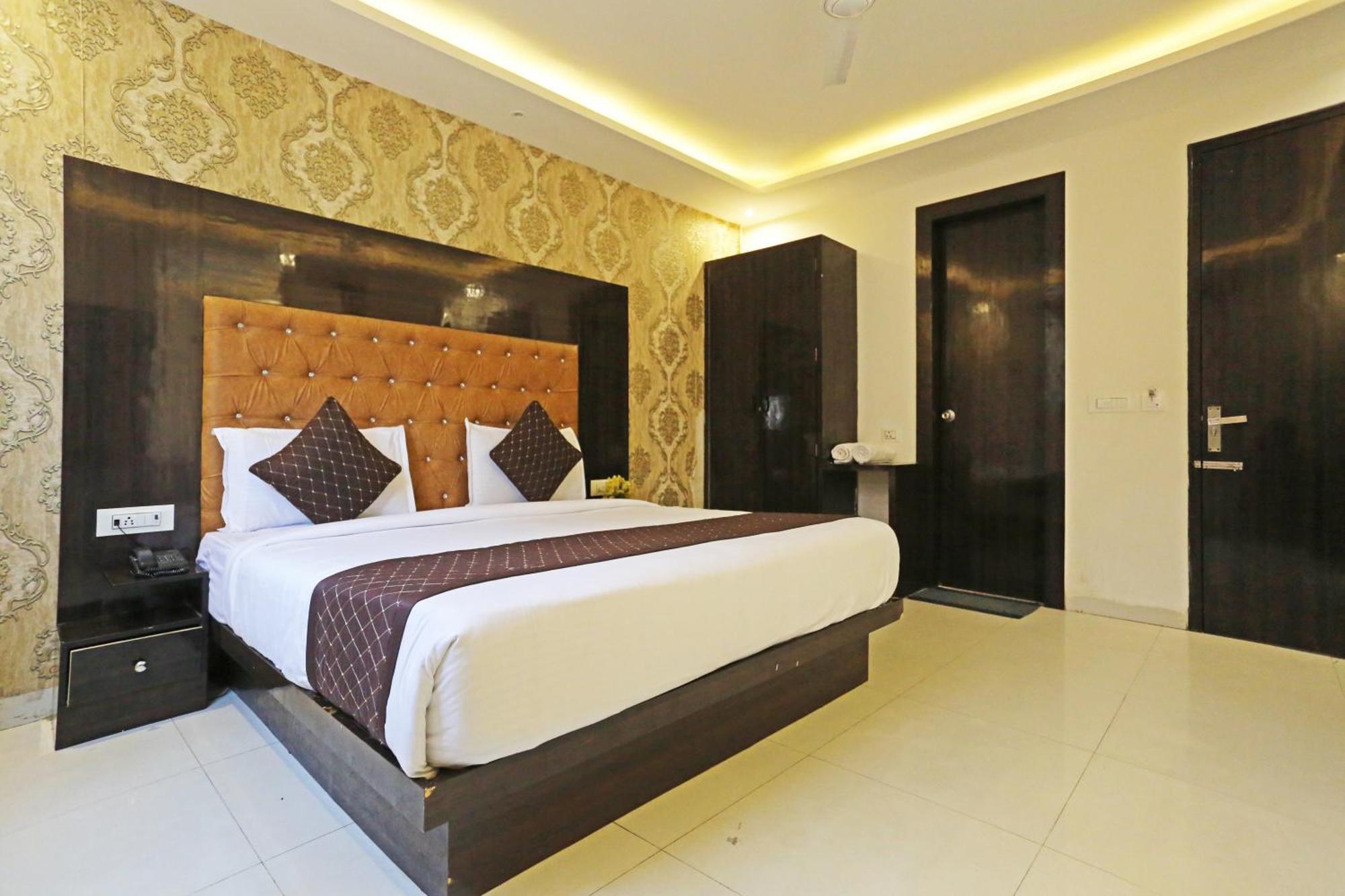 Hotel Iconic Near Delhi Igi International Airport Нью-Дели Экстерьер фото